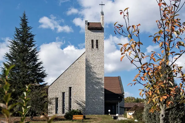 Dávid Zubreczki’s new book tells the stories of the Danube Bend in the language of churches