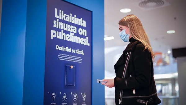 Hirdetőtáblából mobilfertőtlenítő-állomás