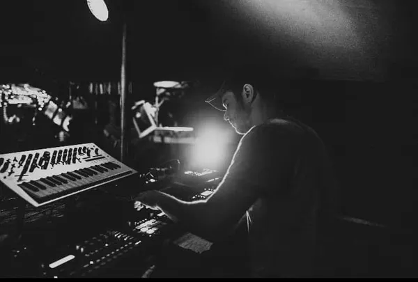 The fusion of music and visual arts in ÜVEG.HÁZ