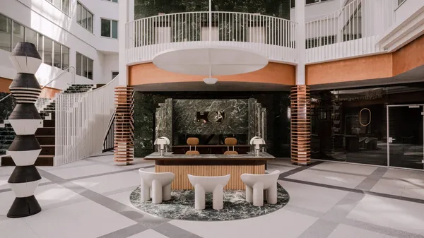Újjávarázsolt posztmodern – különleges irodaház Varsó szívében