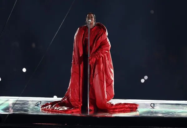 Rihanna Pécsett gyártott kesztyűben jelentette be a világnak, hogy várandós