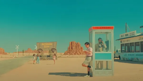 Wes Anderson új filmjének eredeti díszleteiből nyílik kiállítás Londonban