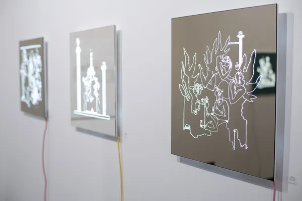 At the Edge of Light and Reflection | Anna Oláh’s Reflective Universe at Hybridart Space